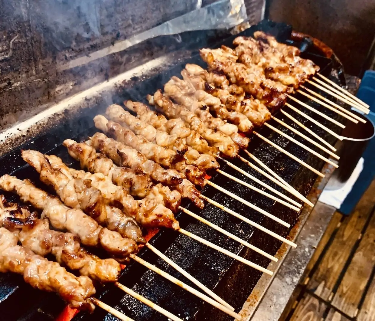 炭火で焼き上げている武将門の串